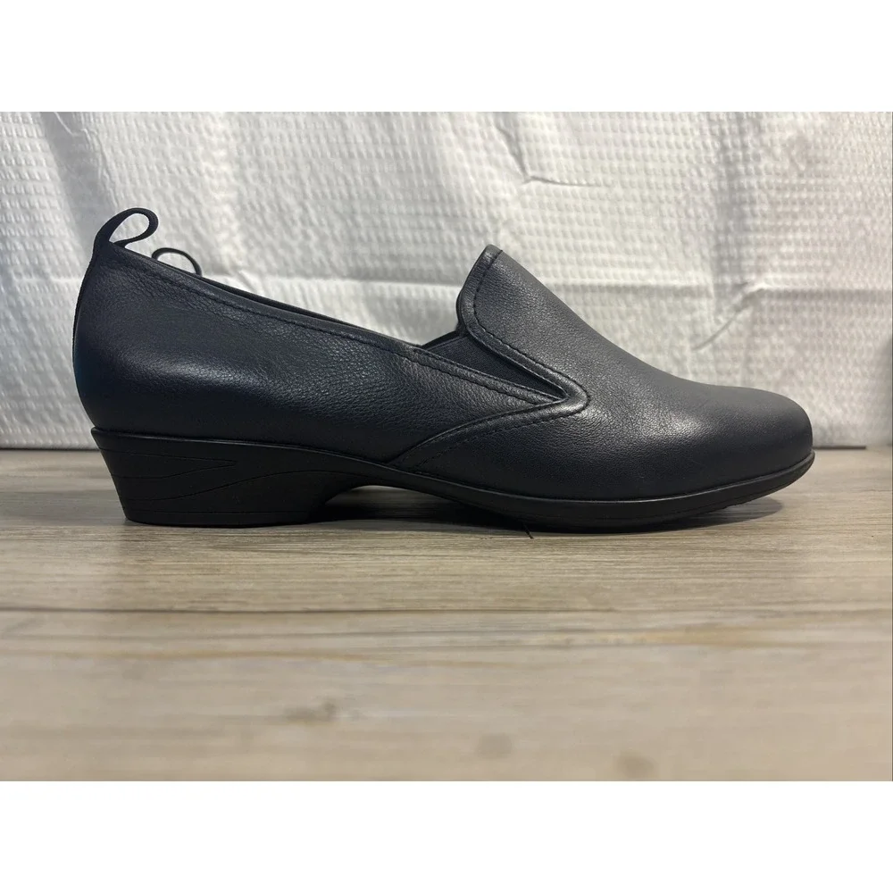 Women's 12 Wide Trotters Navy Blue Leather Reggie Loafers Slip On Comfort Shoe